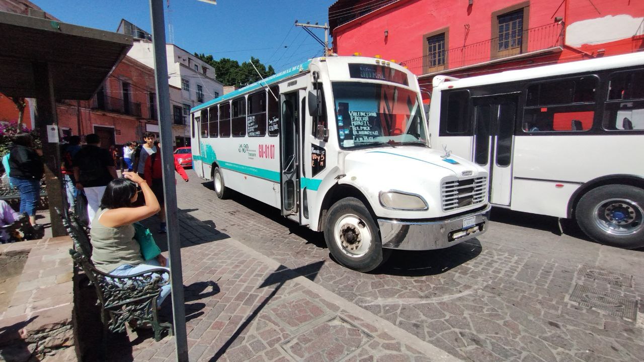 Usuarios rechazan incremento en la tarifa de transporte en Guanajuato: “es un golpe” 