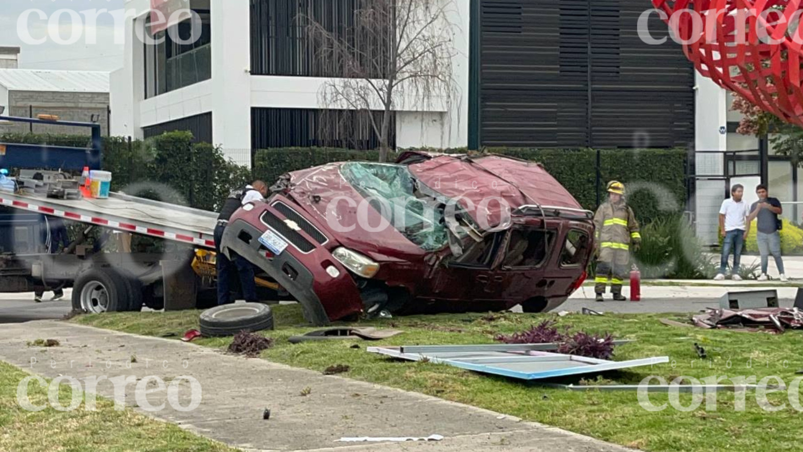 Ocurre grave volcadura en residencial Soberna en León 