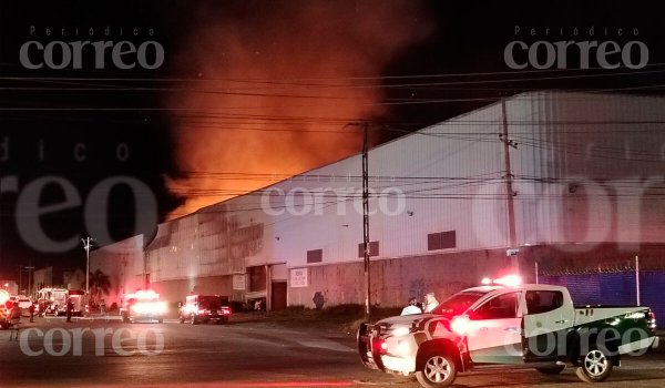 Fuerte incendio en bodega de Celaya obliga a evacuar fábricas en Ciudad Industrial