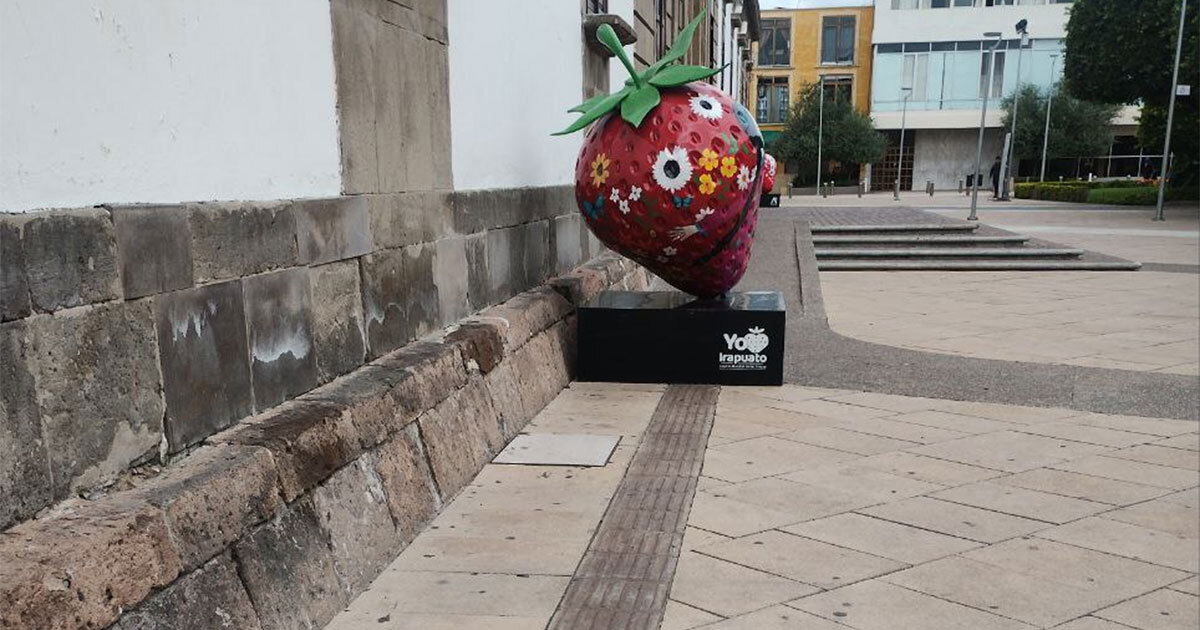 Adornos de fresas gigantes obstruyen el paso para invidentes frente a la presidencia de Irapuato