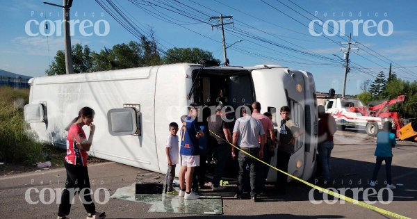 Aparatoso choque de autobús en Irapuato deja 16 heridos, entre ellos un menor 