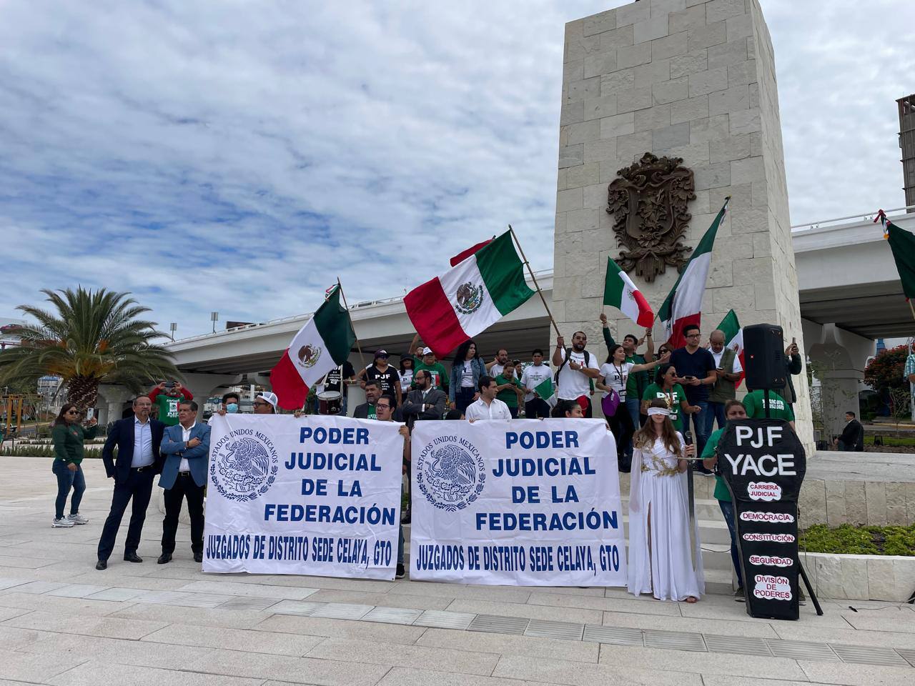 Jueces toman la Glorieta Santa Fe en Guanajuato en protesta a la reforma del Poder Judicial 