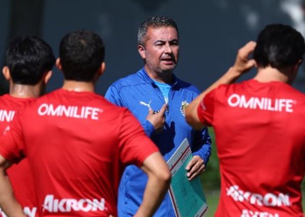 Arturo Ortega toma las riendas de Chivas de manera interina para el Clásico ante América