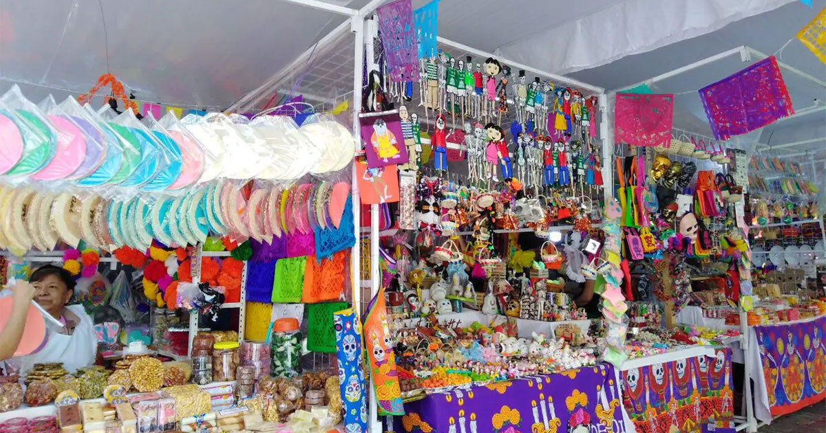 Con disfraces, dulces y muchos colores, arranca tradicional Feria de los Alfeñiques en León