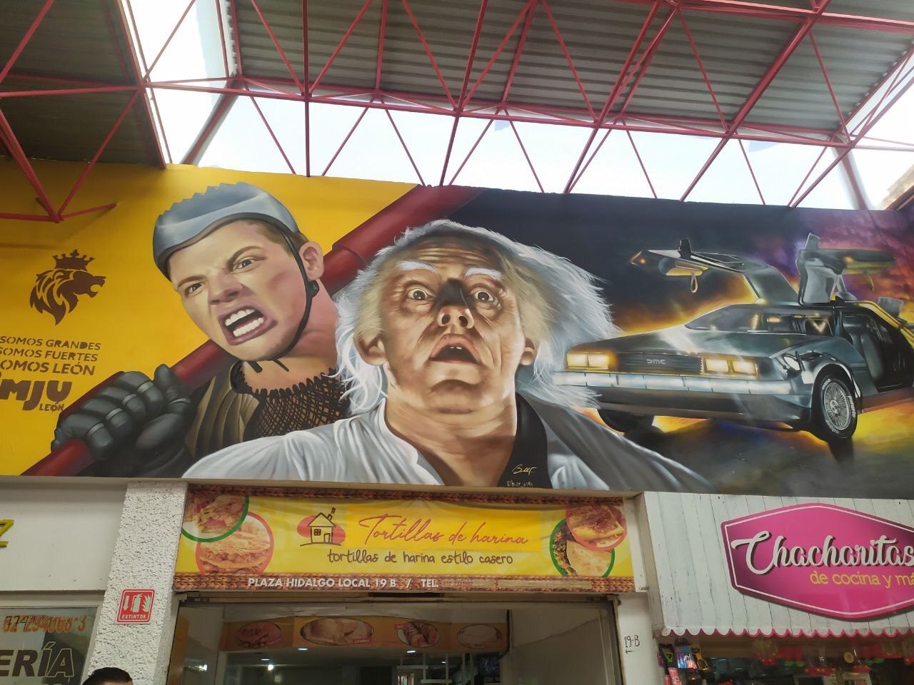 Mercado Plaza Hidalgo en León se llena de nostalgia con mural de Back to the Future