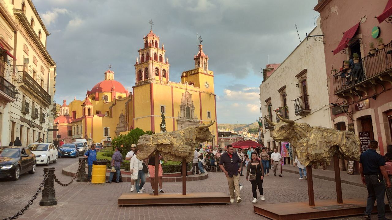 Con alegría, así se vive el primer domingo del Cervantino en Guanajuato