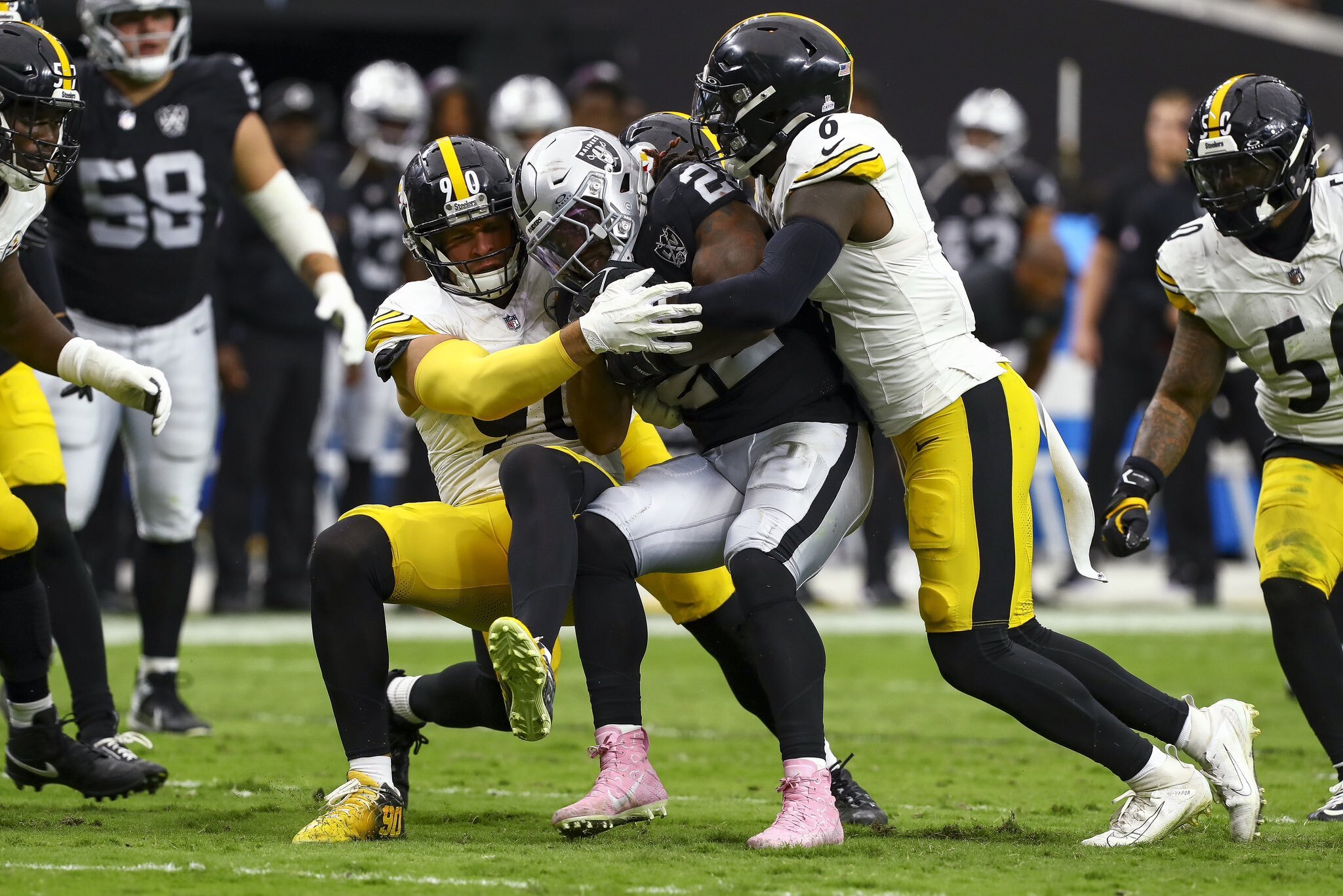 Steelers imponen su dominio sobre los Raiders y vuelven a la senda de la victoria