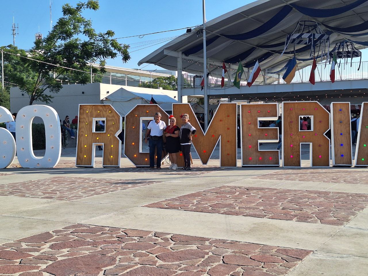 Romería de la Raza en León celebra 60 años con cientos de asistentes en la Velaria de la Feria