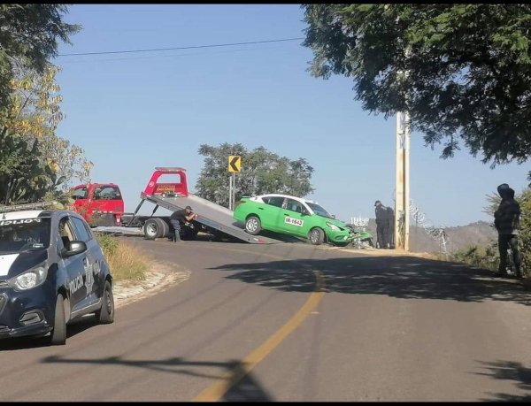 Taxista irapuatense vuelca en la Panorámica de Guanajuato capital por exceso de velocidad