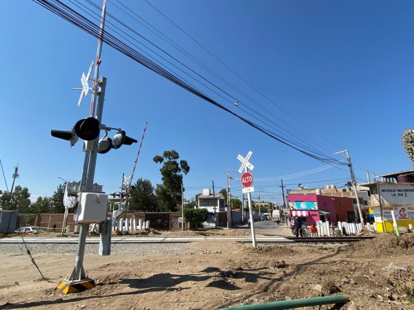 Ferromex coloca plumas para evitar más accidentes en la colonia Los Ángeles en Silao 