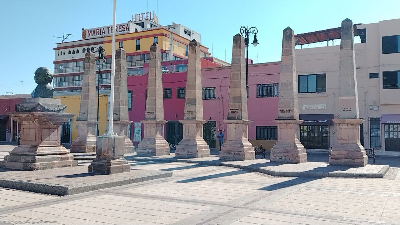 ¿A quiénes están dedicados los monumentos de la Plaza Cívica Hidalgo en Salamanca?