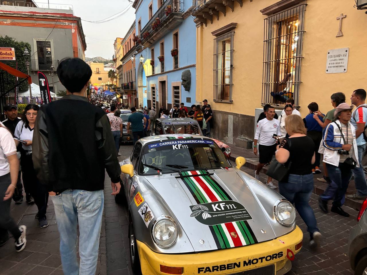 Carrera Panamericana hace vibrar al centro histórico de Guanajuato con más de 60 coches deportivos