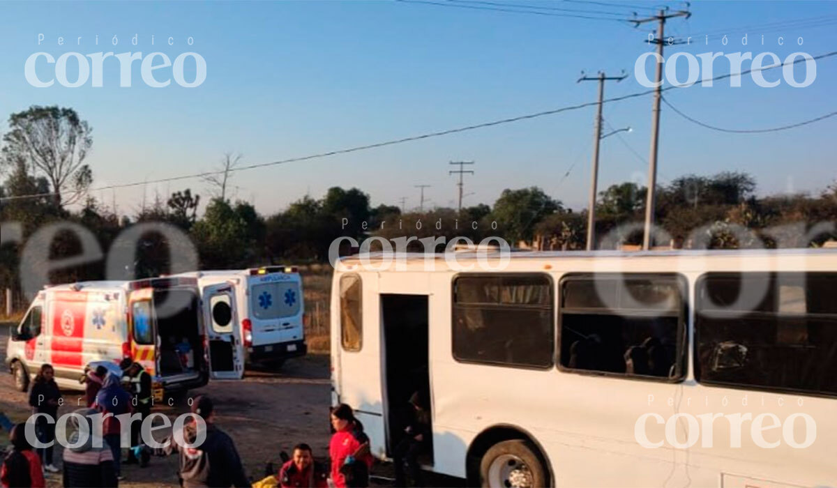 Transporte de personal y pipa chocan en San Luis de la Paz, hay 21 heridos