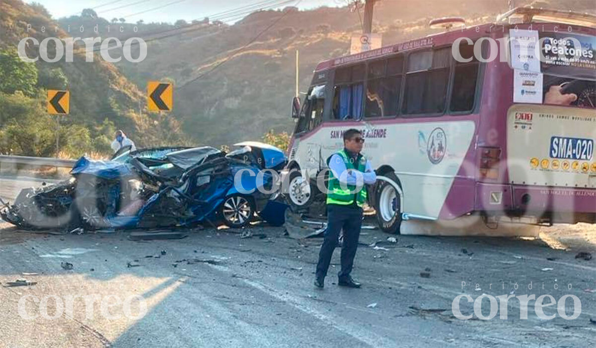 Trailer choca autobus, autos y moto en San Miguel; hay 2 muertos y 7 heridos