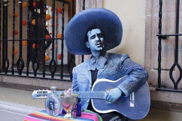 Artistas callejeros enriquecen la experiencia del FIC 52 en el corazón de Guanajuato 