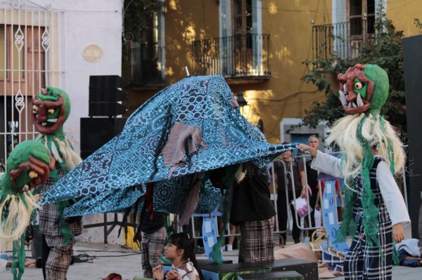 Proyecto Ruelas encanta con su performance en la Plazuela de San Roque de Guanajuato 