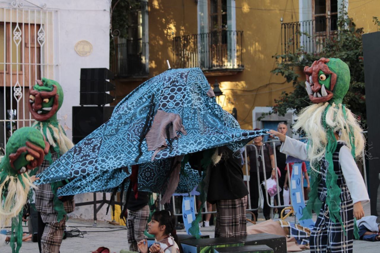 Proyecto Ruelas encanta con su performance en la Plazuela de San Roque de Guanajuato 