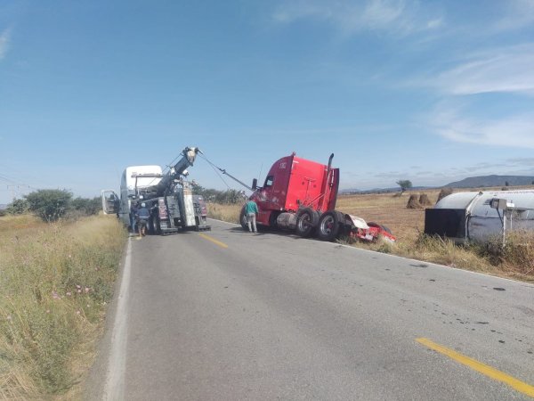 Vuelca pipa en San Felipe; impide el paso vehicular por más de 12 horas