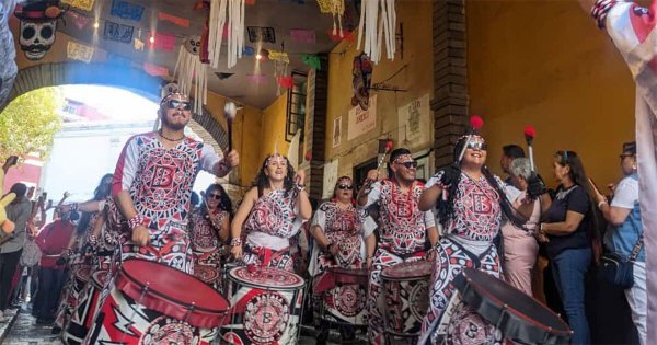 Esperaba Guanajuato carnaval brasileño, pero Batucada con grupo de México los decepciona