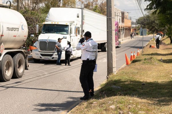 Camiones invaden calles de Alcocer en San Miguel de Allende para evitar operativo: “arman un relajo”