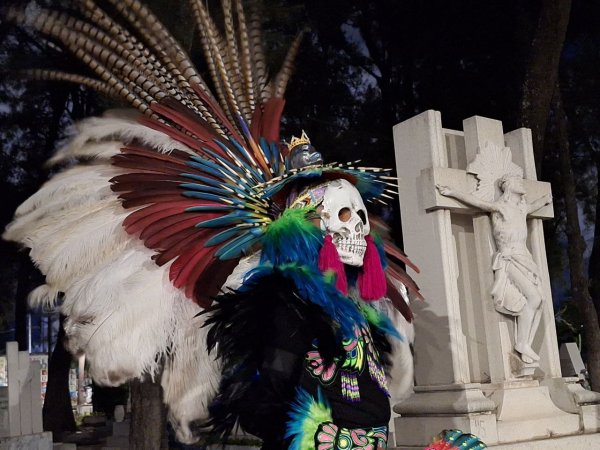 León revive sus leyendas con recorridos en el Panteón de San Nicolás por el Día de Muertos