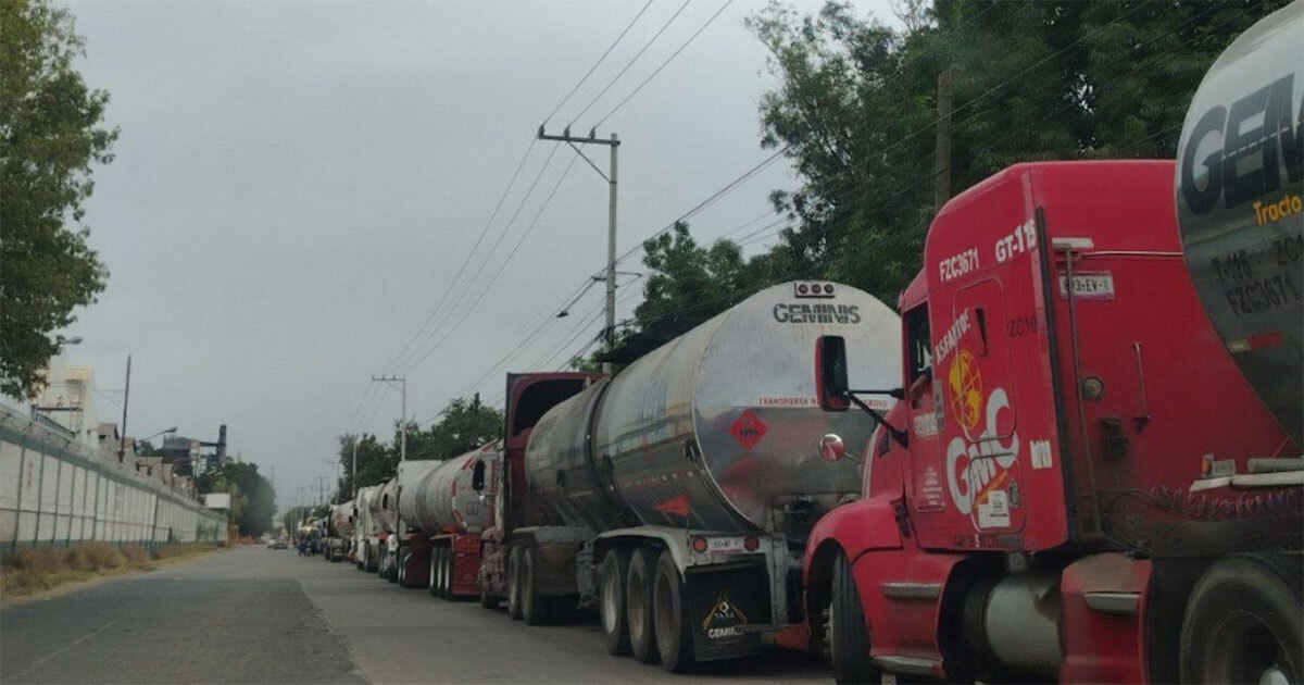 Pipas causan caos vial en Salamanca; se estacionan en doble fila para cargar en RIAMA 