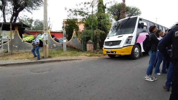 Critican retrasos en transporte público de Irapuato: “tengo dos horas esperando” 