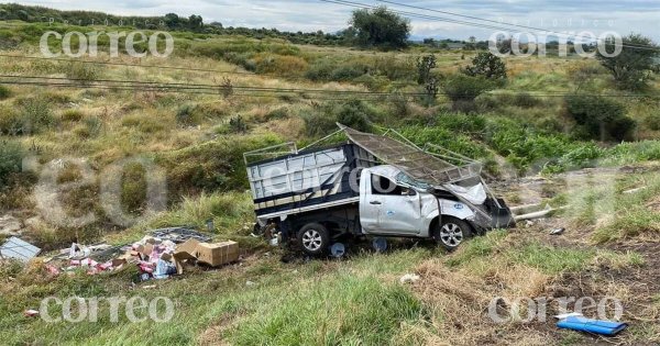 Volcadura en la carretera La Piedad-Pénjamo deja dos personas lesionadas 