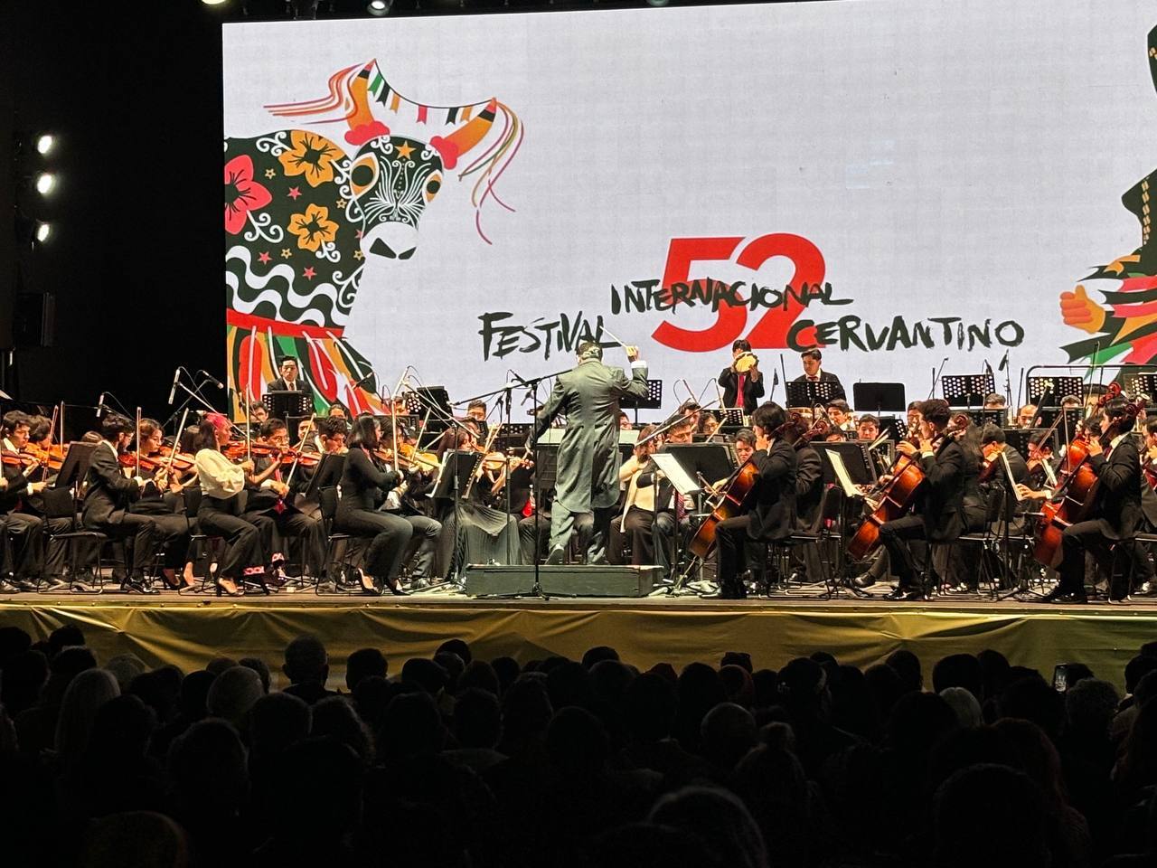 Orquesta Escuela Carlos Chávez deslumbra en el 52 FIC junto a Horacio Franco en Guanajuato 