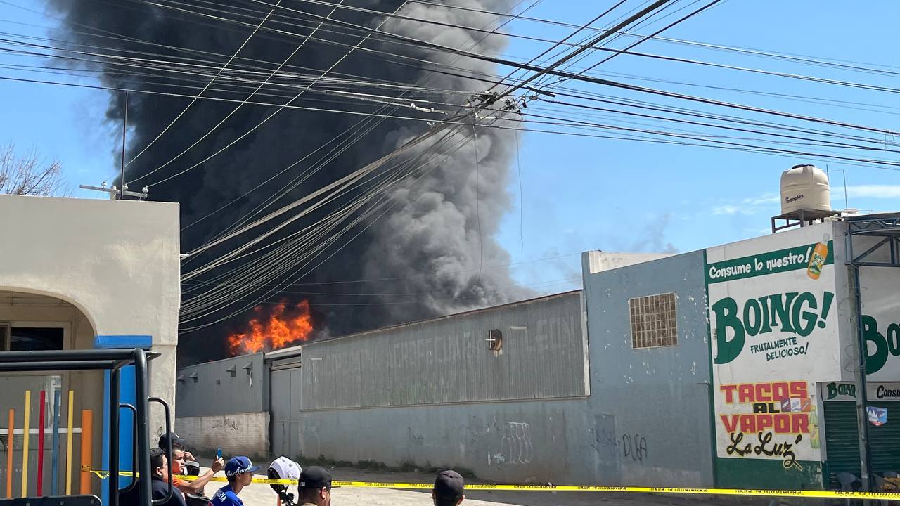 Feroz incendio en León deja cuatro heridos graves tras explosión por soldadura en una bodega