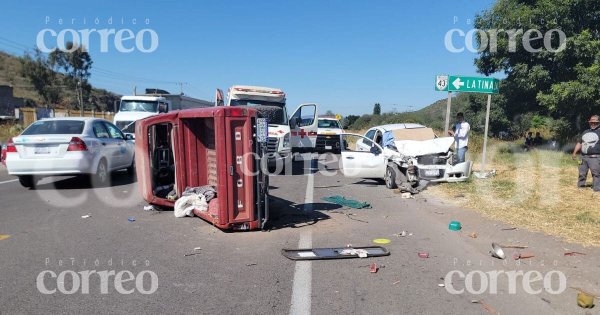 Choque deja cuatro lesionados en la carretera Salamanca – Valle de Santiago 