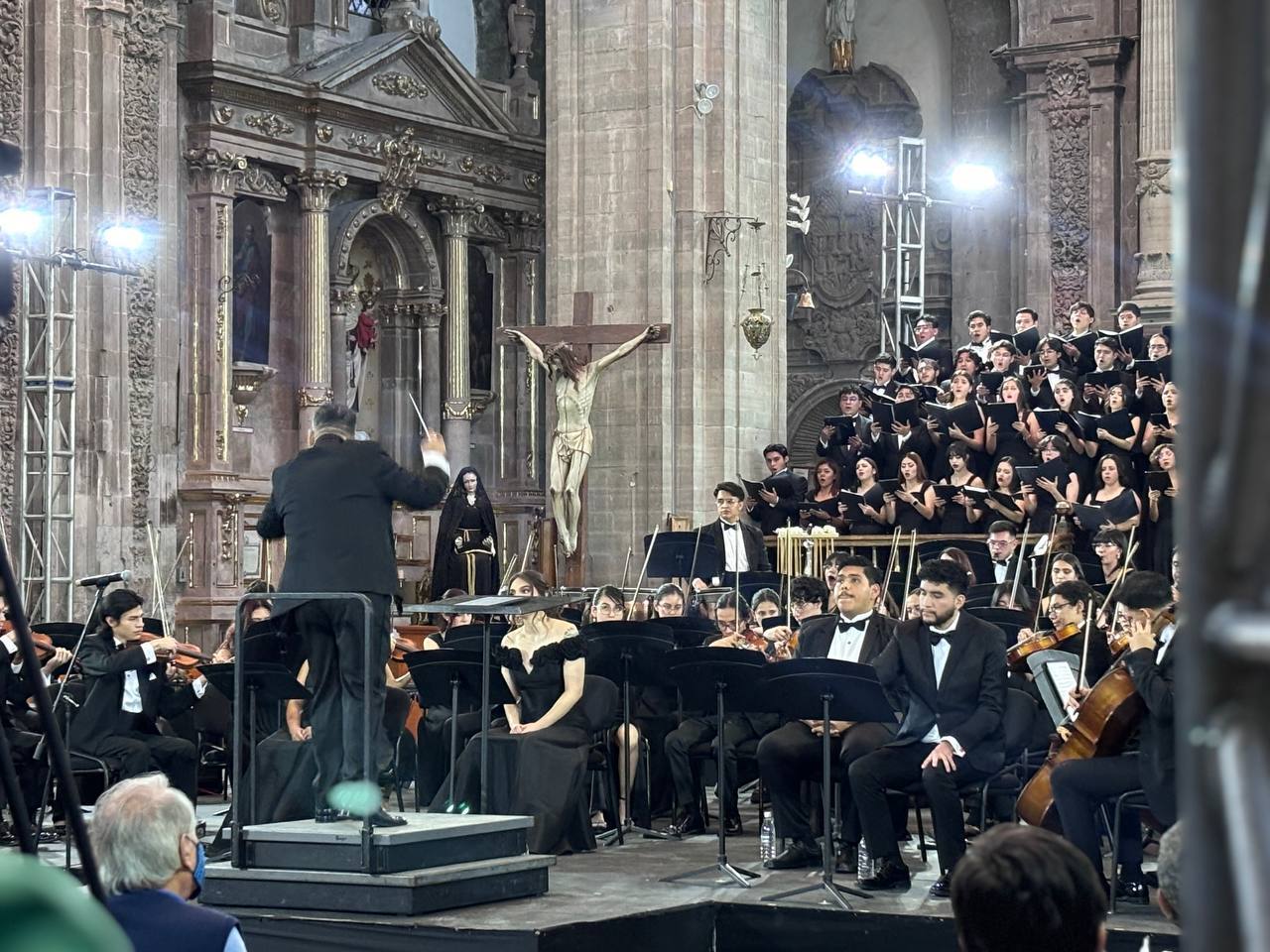 Orquesta Sinfónica Silvestre Revueltas deslumbra en homenaje a Antonin Dvorak en el 52 FIC 