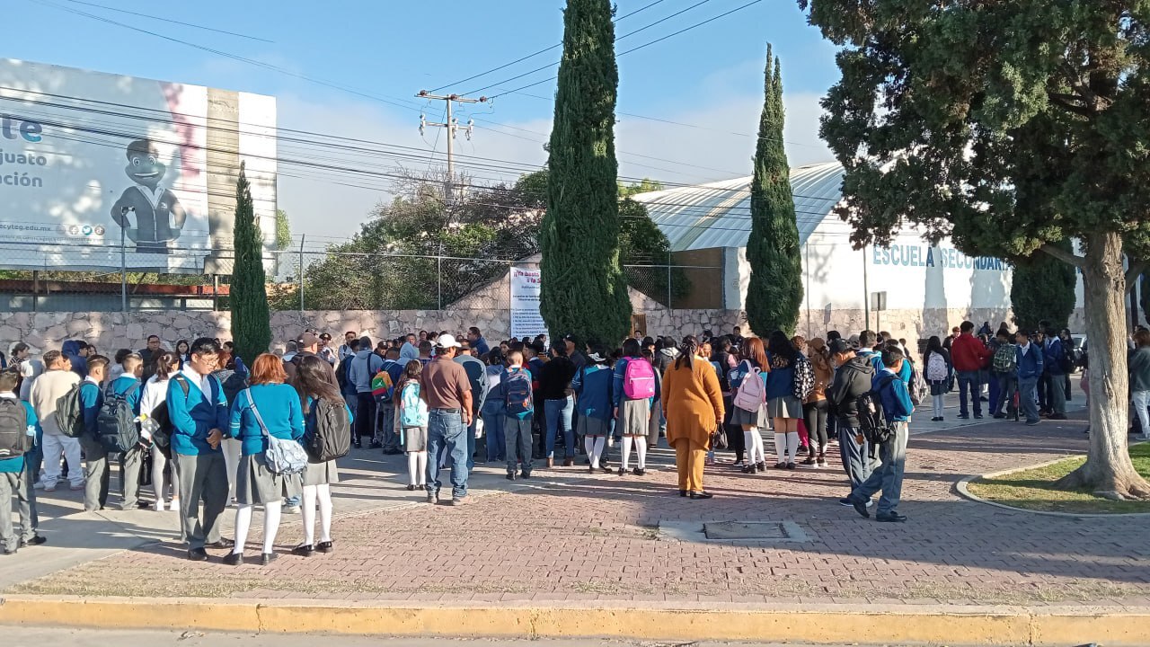 Padres de familia amenazan con paro; exigen salida definitiva de directora en secundaria de SJI