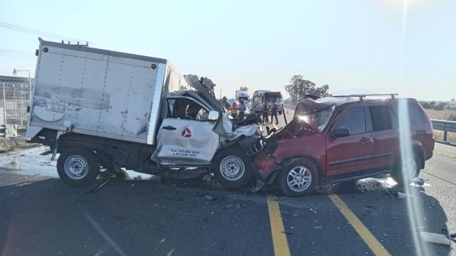 Choque de frente entre dos camionetas deja pareja muerta en Pénjamo