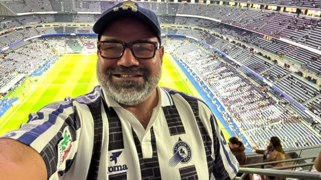 Aficionado asiste al Real Madrid vs. Barcelona con la camisa del ¡Celaya!