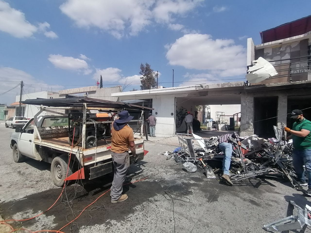 Comienzan los trabajos de limpieza en Acámbaro tras la explosión del coche bomba 