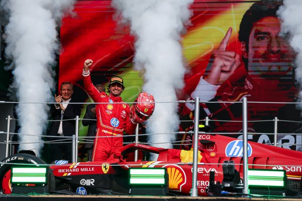 Carlos Sainz brilla en el GP de México, mientras Checo Pérez sufre un fin de semana para el olvido