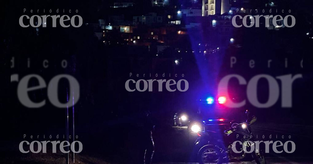 Motociclista queda grave tras derrapar frente a la casa Santa Fe Klan en Guanajuato