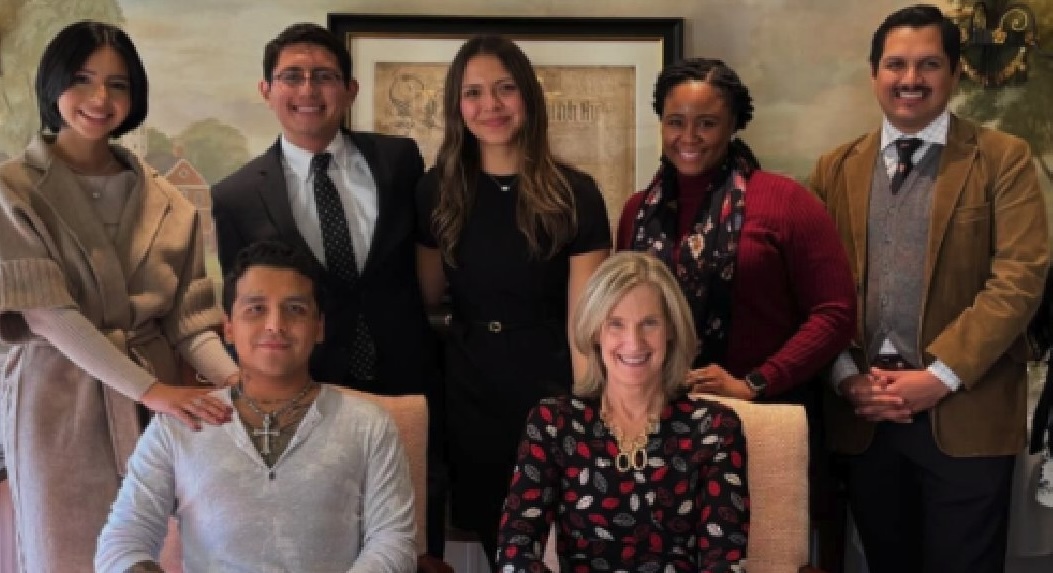 Christian Nodal recibe premio de la Universidad de Harvard; se lo dedicó a Ángela Aguilar