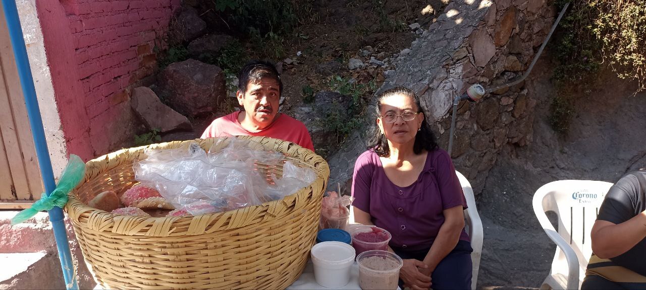 Familia Martínez Flores mantiene viva la tradición de la cajeta de muerto en Guanajuato