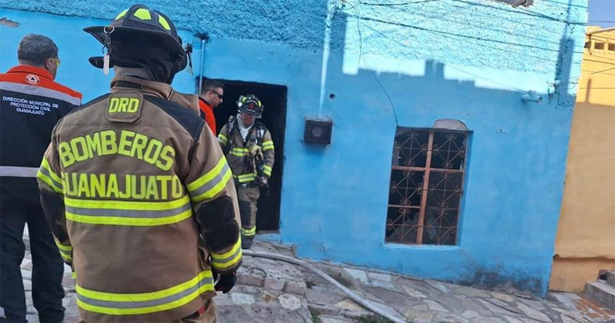 Bomberos salvan a dos personas en incendio de casa en Pueblito de Rocha en Guanajuato 