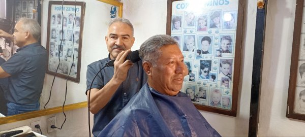 Peluquería El gallito, más de 70 años cortando el cabello en Guanajuato Capital