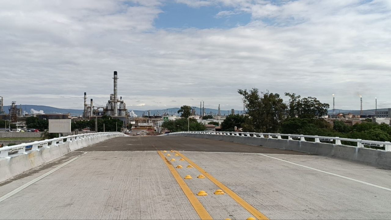 Puente Héroes de Cananea en Salamanca no está terminado y ya es usado por motociclistas 