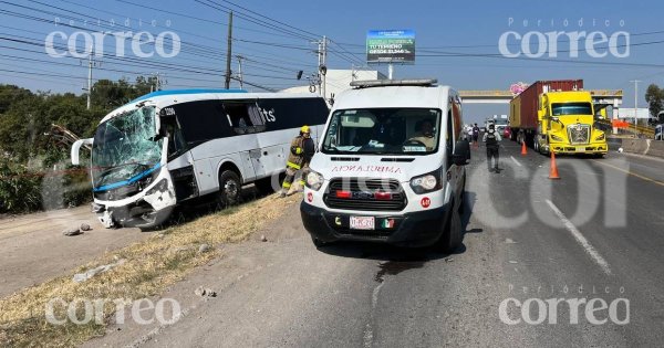 Choca autobús y camioneta de aseo público en la León-Lagos de Moreno; hay cinco heridos