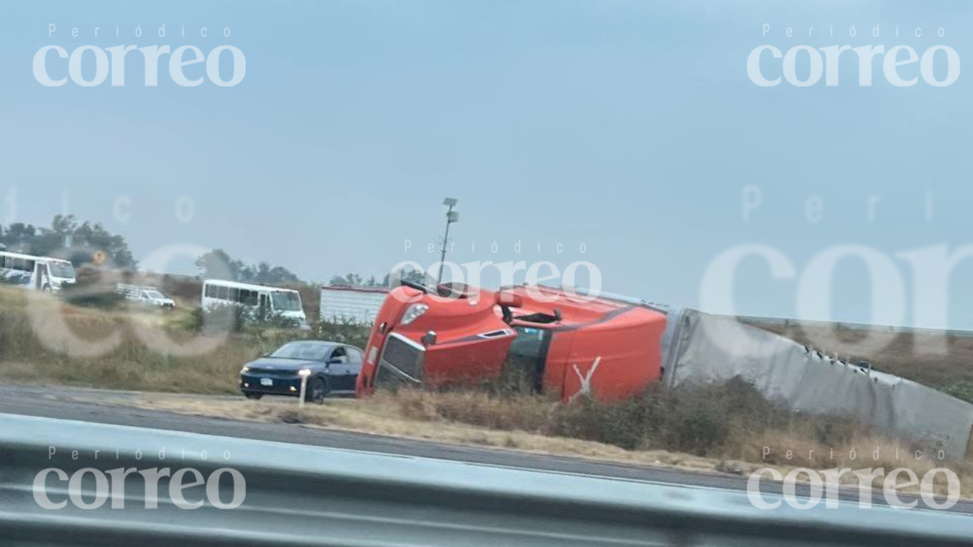 Vuelca tráiler en Libramiento Sur de Irapuato ¿qué sucedió? 