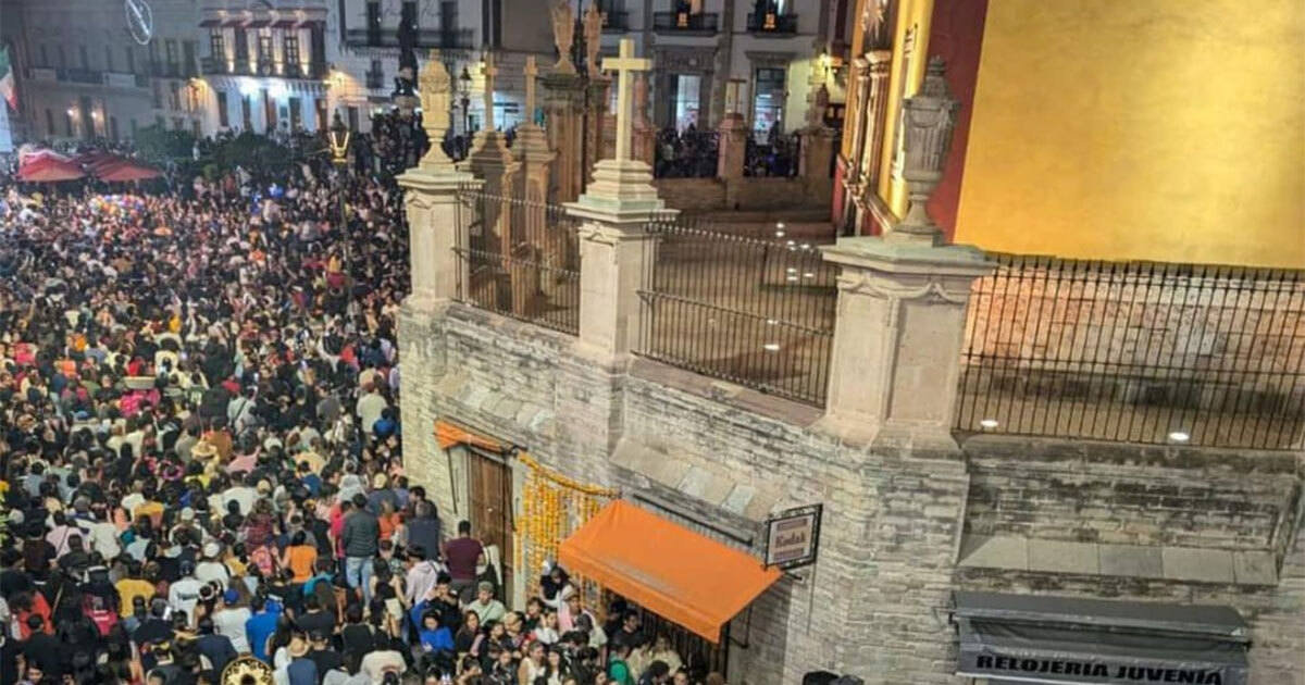 Día de Muertos ‘inundó’ a Guanajuato por la llegada masiva de visitantes