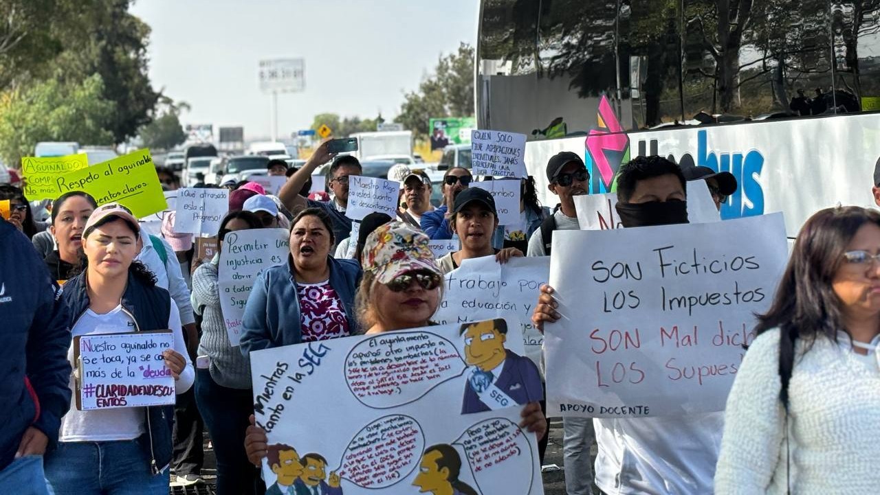 Maestros liberan de nuevo caseta de cobro Guanajuato-Silao por descuentos salariales