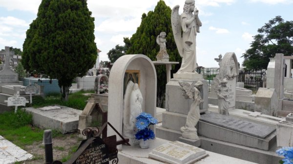 Cobran 'cuotas' en panteones municipales de San José Iturbide a funerarias, familias y hasta a los albañiles