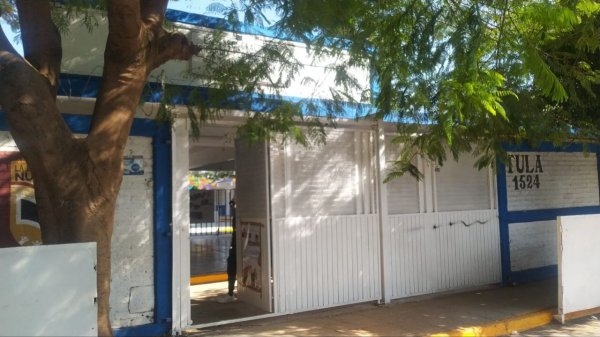 Padres exigen destitución de director en secundaria de Irapuato por mal manejo de recursos 