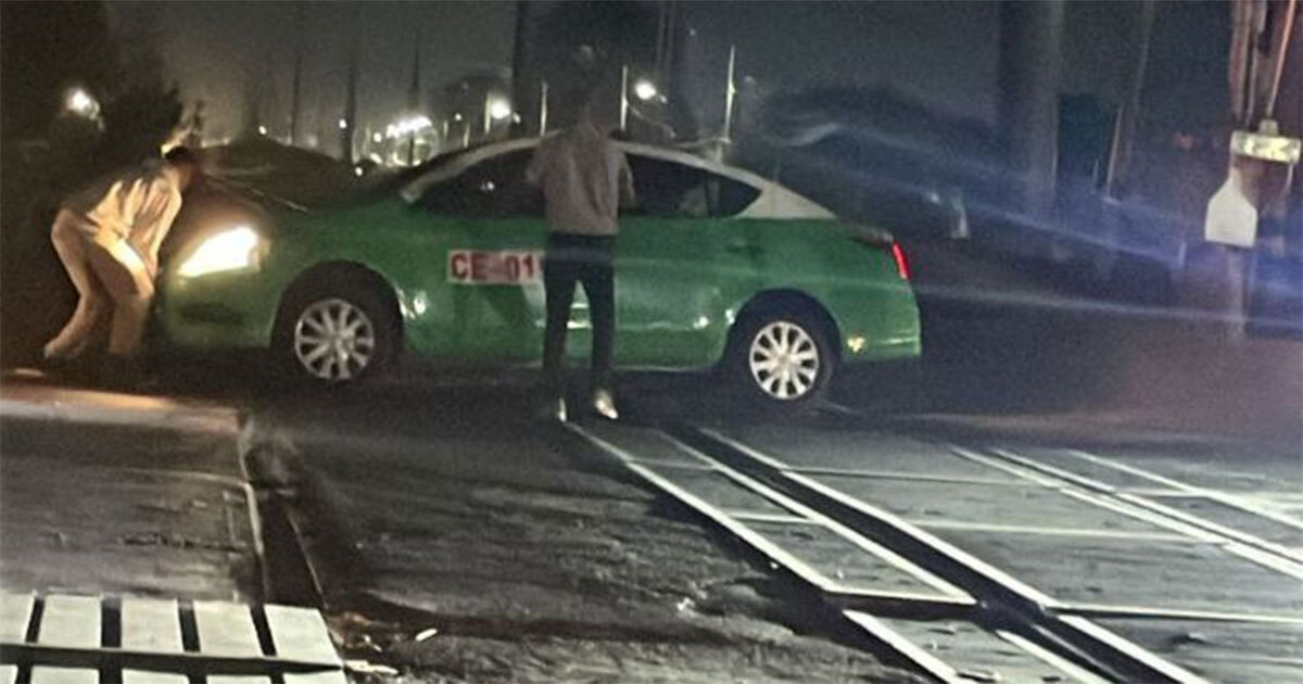 ¡Por poco! Rescatan a taxista de ser arrollado por el tren tras quedar atorado en las vías de Celaya 